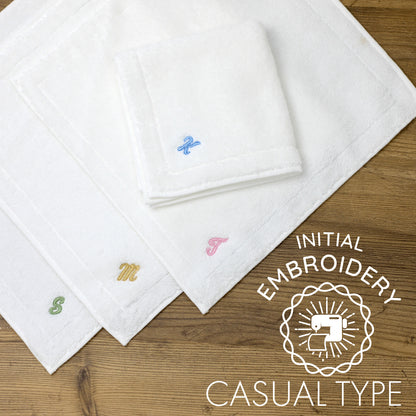 【9色から選べる】イニシャル刺繍入り　ハンカチタオル（カジュアル）